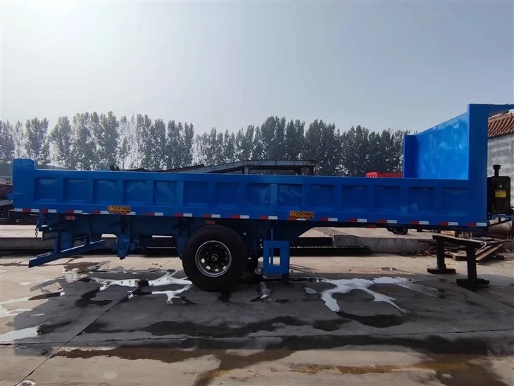 Sattelauflieger mit Heckkippe-