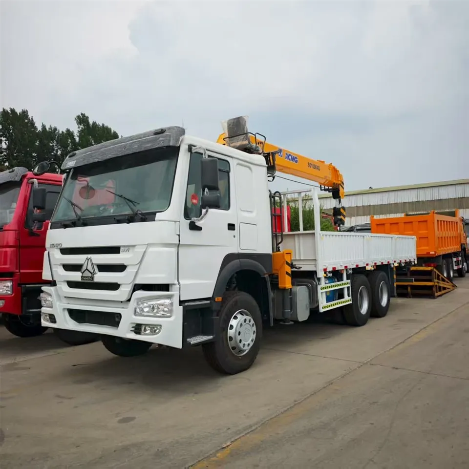 Sinotruck Howo 8x4 Diesel -LKW mit Kran montiert